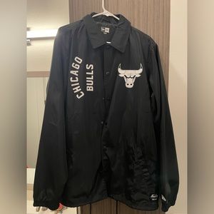 New Era Chicago Bulls Jacket in Black & White (Size L)
